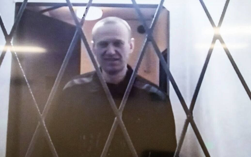 Navalny Cracks Jokes in Court as hes Transferred to Arctic Penal Colony