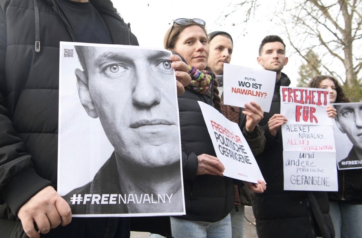 Russian Court Delays Navalny Hearings Amid Concerns for His Wellbeing and Whereabouts