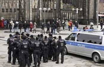 Cologne Cathedral on High Alert: Sightseeing Banned, Christmas Eve Mass Security Checks Amid Terror Threat