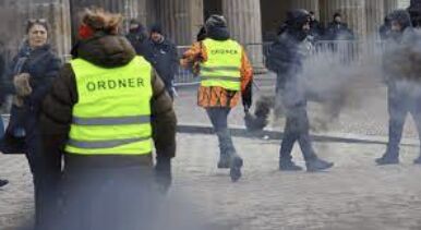 Farmers Flood Berlin in Massive Protest Against Tax Increases, Government Scrambles for Solutions