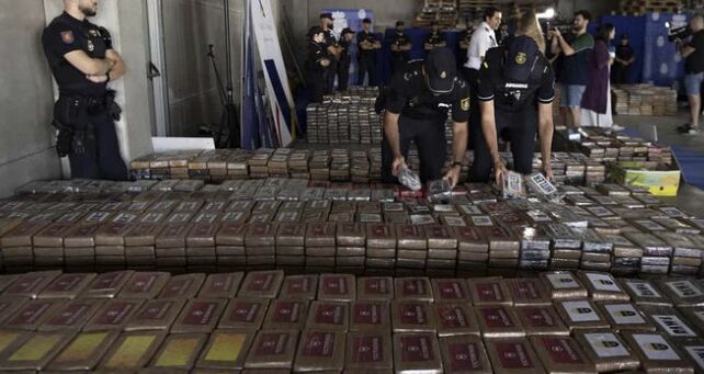 Massive Blow to Criminal Networks: Spanish Police Seize 9.5 Tonnes of Cocaine Hidden Among Bananas in Historic Operation