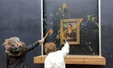 Soup-throwing activists target Mona Lisa in Paris Louvre protest