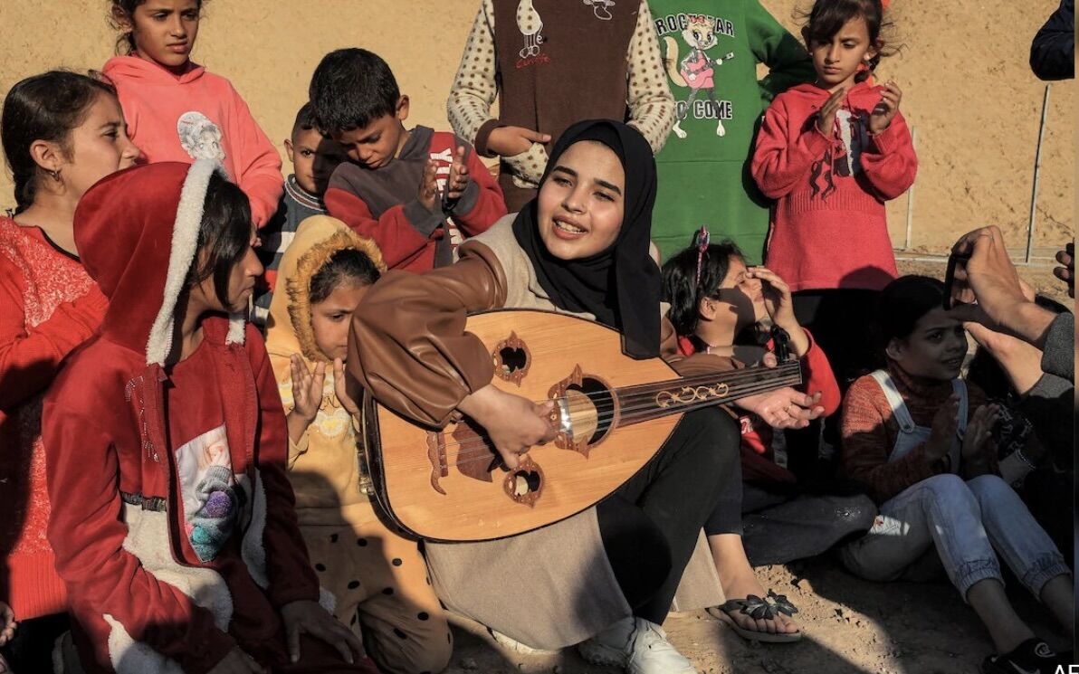 Volunteer Entertainer Offers Glimmer of Relief to Displaced Palestinian Children Amid Israeli Bombardment