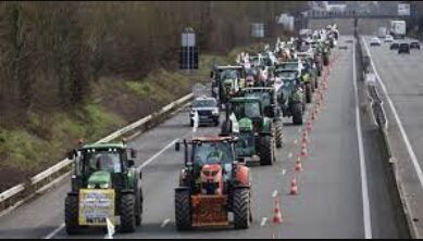 French Farmers Block Major Motorways in Protest Against Government Policies