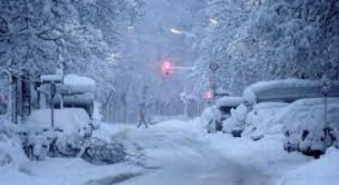 Winter Chaos in Munich: Record Snowfall Paralyzes Airport and Trains, Stranding Passengers and Canceling Flights