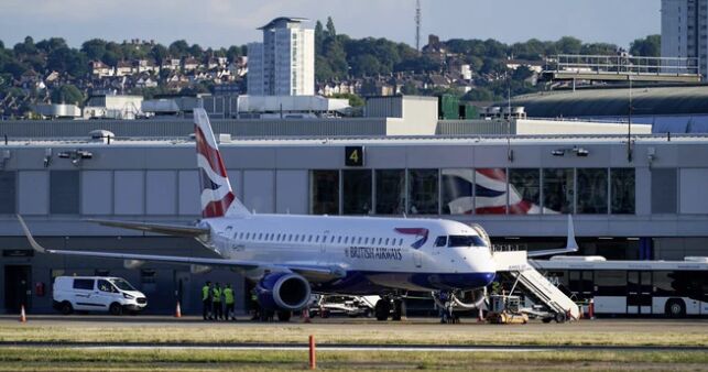 Technical Failure Causes Travel Chaos in UK: Hundreds of Flights Delayed or Canceled