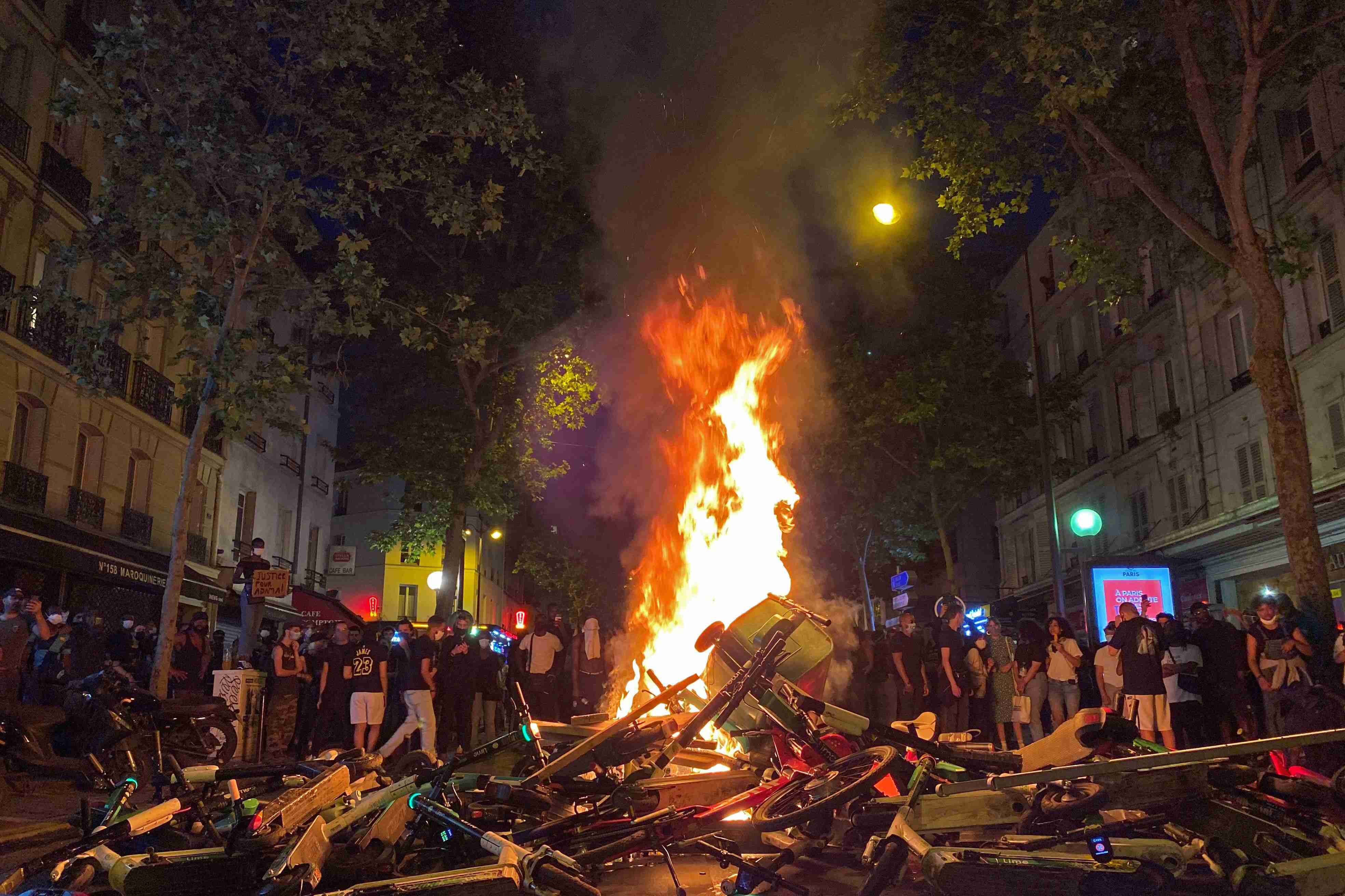 Call for Calm as Paris Mayors Home Attacked in Latest Unrest