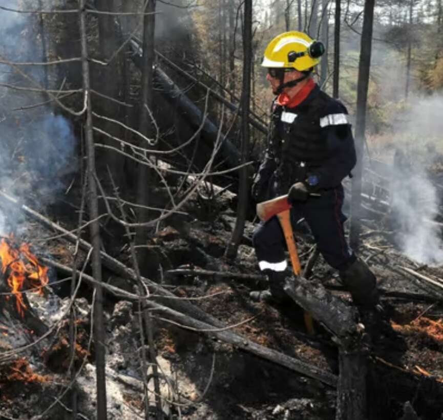 Tragic Loss: Canadian Firefighter Loses Life in Battle Against Unprecedented Wildfires