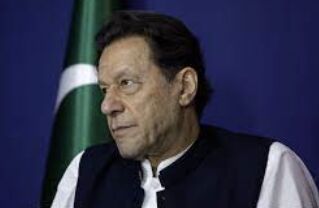 Former Pakistani Prime Minister Imran Khan Sent on 14-Day Judicial Remand in Corruption Case, Questions Arise About Political Future