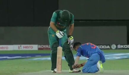 Indian cricketer helps Pakistani player tie a shoelace
