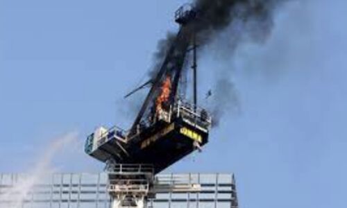 Shock and Chaos: New York City Construction Crane Engulfed in Flames and Collapses, Leaving Several Injured Shock and Chaos: New York City Construction Crane Engulfed in Flames and Collapses, Leaving Several Injured