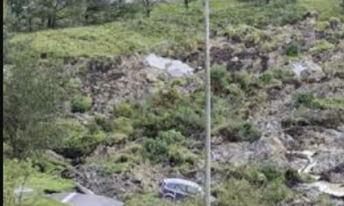 Massive Sinkhole Causes Chaos: Landslide on Swedish Highway to Norway Leads to Accidents and Injuries Massive Sinkhole Causes Chaos: Landslide on Swedish Highway to Norway Leads to Accidents and Injuries