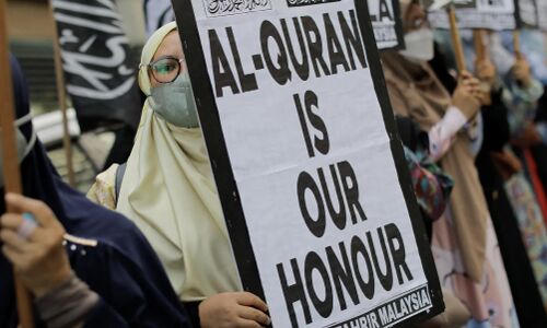 Swedish Woman Detained After Spraying Fire Extinguisher at Anti-Islam Activist in Quran-Burning Protest Swedish Woman Detained After Spraying Fire Extinguisher at Anti-Islam Activist in Quran-Burning Protest