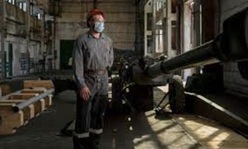 Ukrainian Steelworkers Outsmart Russian Troops with Decoy Weapons in Ongoing Conflict