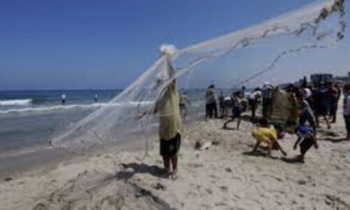 In the Midst of Truce, Displaced Families in Gaza Find Small Reprieve at the Beach – But Despair Lingers