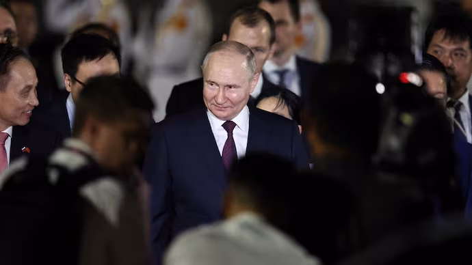 Vladimir Putin Meets with Vietnam PM Tran Hong Ha During Asia Tour