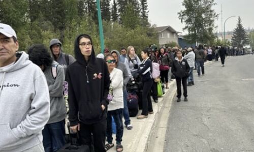 Air Evacuations Underway in Yellowknife as Wildfires Threaten City: Residents Urged to Take Immediate Action Air Evacuations Underway in Yellowknife as Wildfires Threaten City: Residents Urged to Take Immediate Action