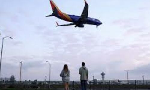 Mans Mid-Air Mayhem: Southwest Flight Chaos as Passenger Jumps Plane and Runs Wild on Tarmac!
