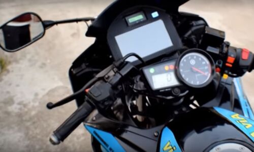 This cool Yamaha R15 gets a touchscreen system and cruise control