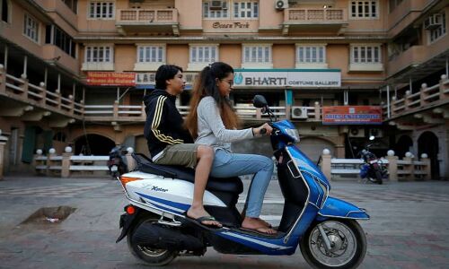 Indias electric vehicle goals being realized on two wheels, not four | The Japan Times Indias electric vehicle goals being realized on two wheels, not four | The Japan Times