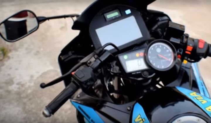 This cool Yamaha R15 gets a touchscreen system and cruise control